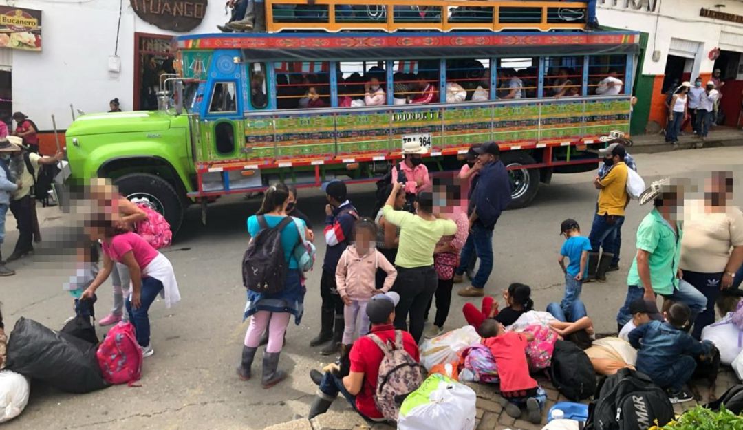 Hoy comenzó el retorno voluntario de campesinos desplazados en Ituango a sus veredas Hoy comenzó el retorno voluntario de campesinos desplazados en Ituango a sus veredas