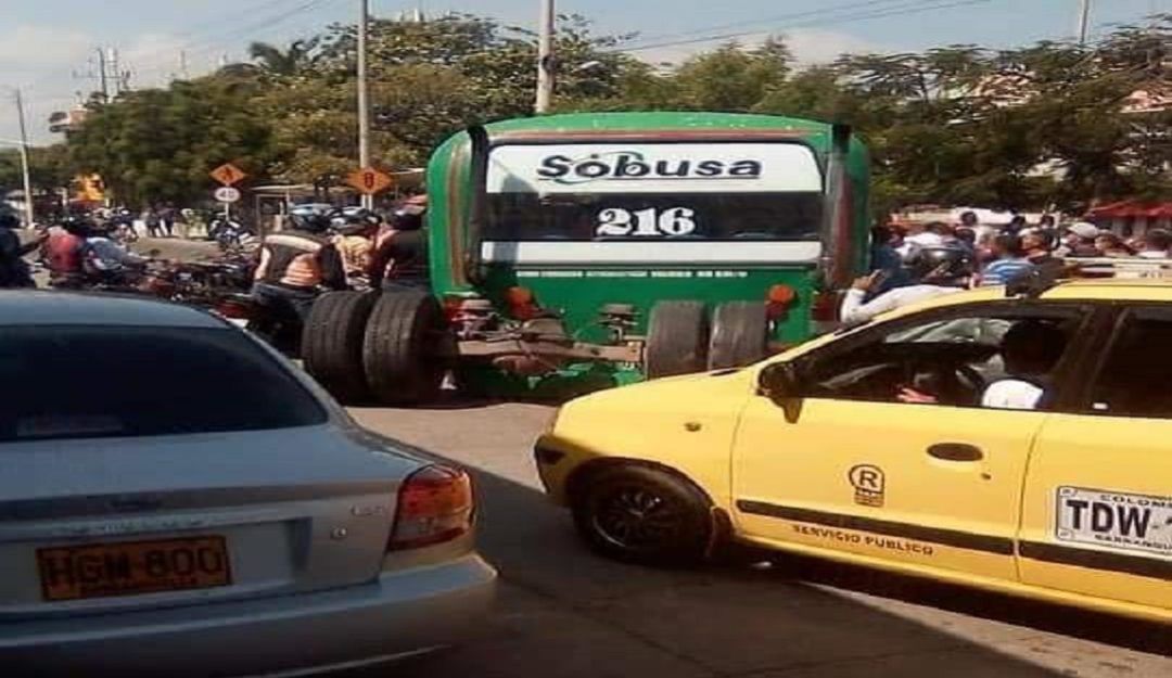 Las llantas quedaron en la parte de atrás del bus de la empresa Sobusa. Las llantas quedaron en la parte de atrás del bus de la empresa Sobusa.