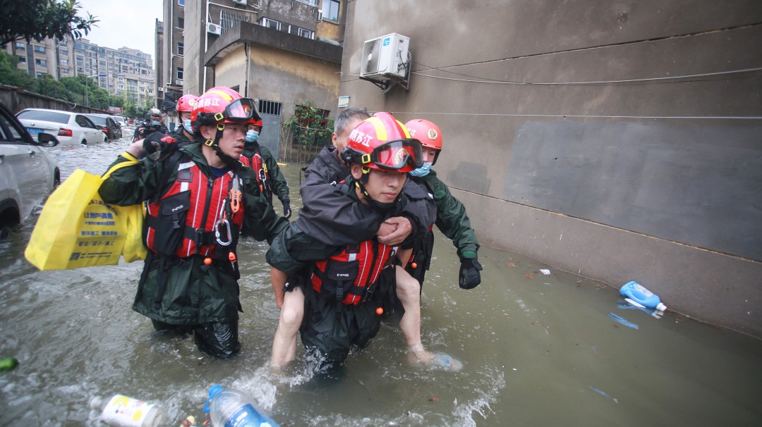 Lluvias e inundaciones en China dejan al menos 300 muertos
