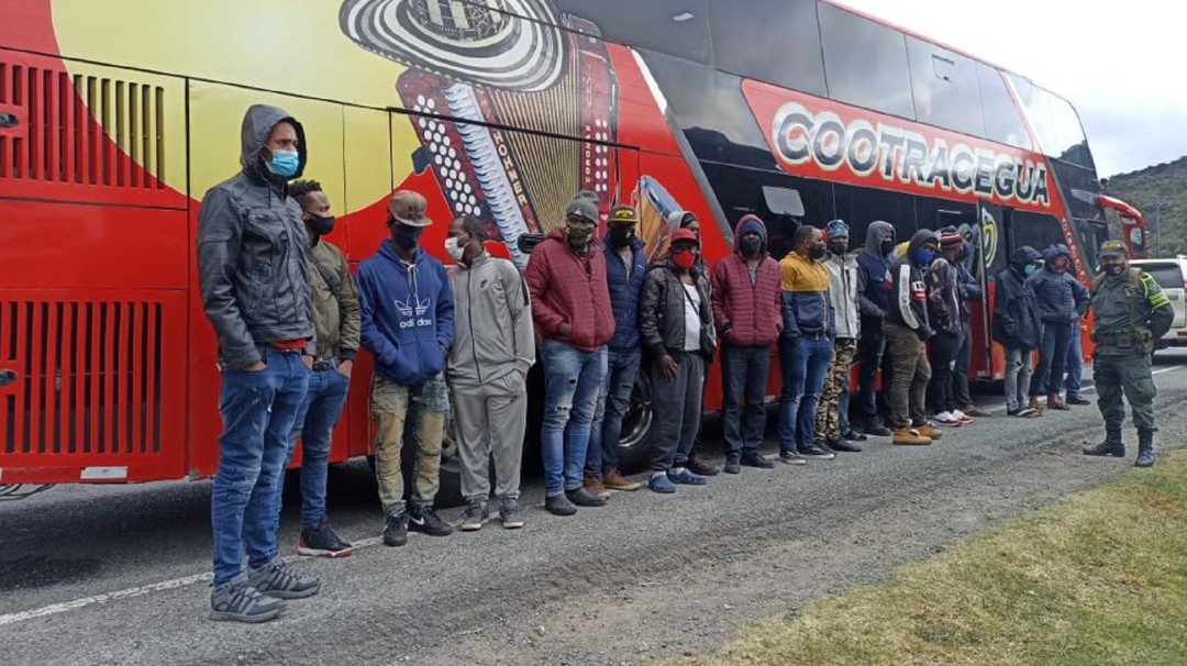 Sorprenden a traficantes de migrantes con 99 haitianos en Nariño