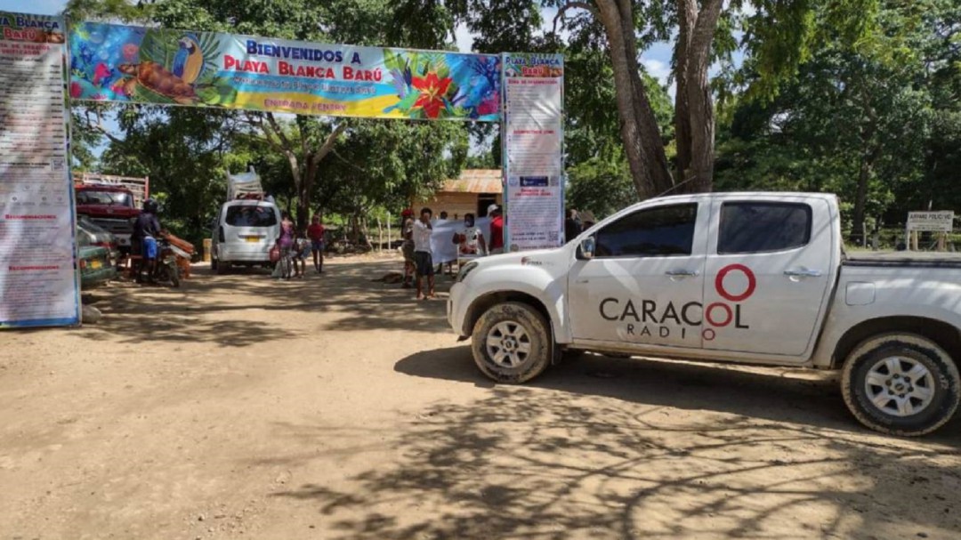 Cierre de parqueaderos provoca largas filas de vehículos en Playa Blanca