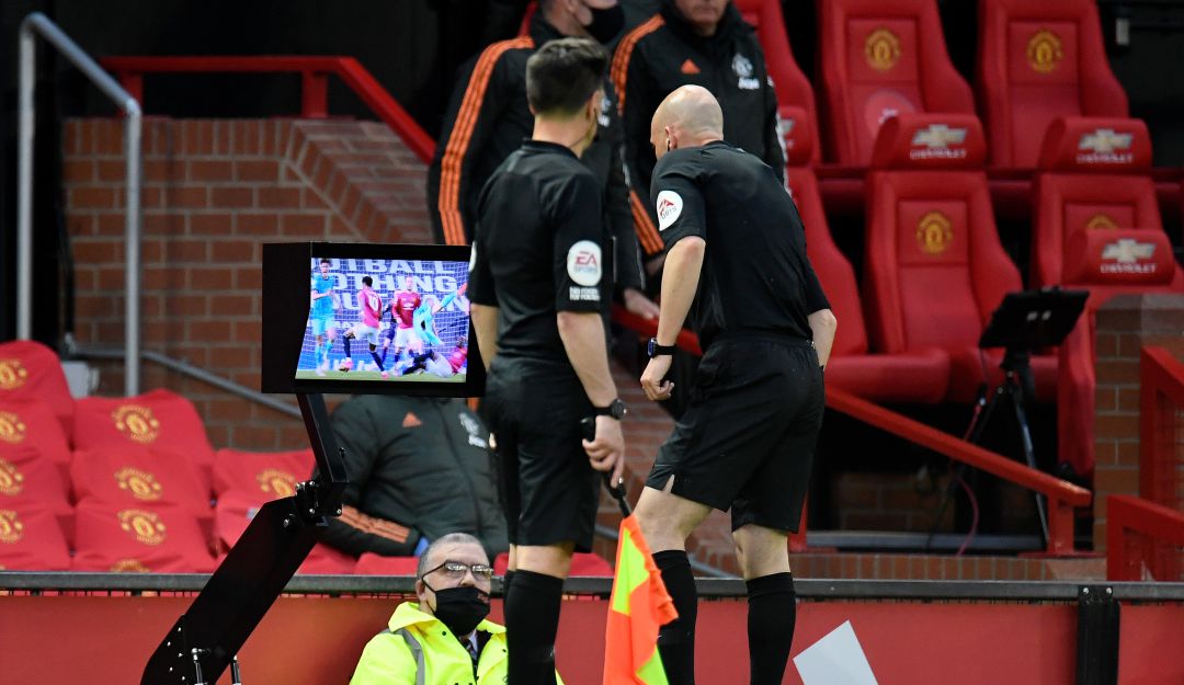 Arbitro Anthony Taylor revisando una jugada en la pantalla del VAR Arbitro Anthony Taylor revisando una jugada en la pantalla del VAR