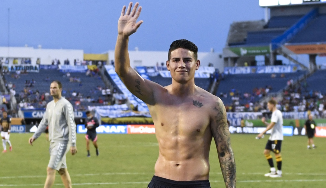James saluda a los hinchas durante su participación en la Florida Cup. James saluda a los hinchas durante su participación en la Florida Cup.