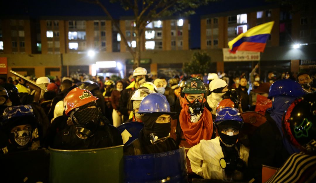 Luego de más de seis horas reunidos con un grupo de representantes a la Cámara de distintos partidos, los integrantes de la Primera Línea de Bogotá mostraron sus inconformidades y motivos para protestar Luego de más de seis horas reunidos con un grupo de representantes a la Cámara de distintos partidos, los integrantes de la Primera Línea de Bogotá mostraron sus inconformidades y motivos para protestar