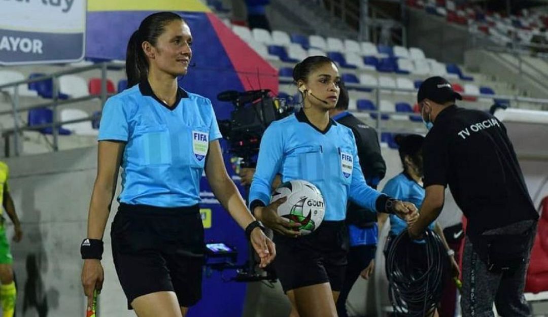 Mary Blanco, con el banderín, durante un partido de la segunda división en Colombia. Mary Blanco, con el banderín, durante un partido de la segunda división en Colombia.