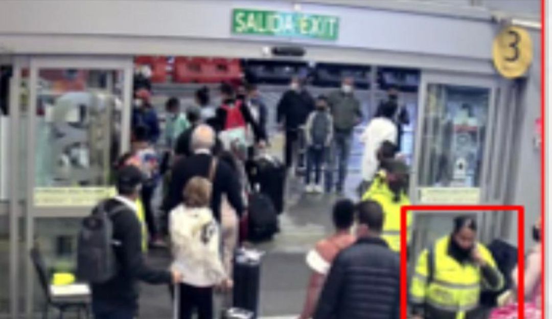 Cuatro personas fueron capturadas, entre ellas una patrullera de la Policía Nacional y el señalado cabecilla de la organización, quienes están pedidos en extradición por Estados Unidos.
Cuatro personas fueron capturadas, entre ellas una patrullera de la Policía Nacional y el señalado cabecilla de la organización, quienes están pedidos en extradición por Estados Unidos.
