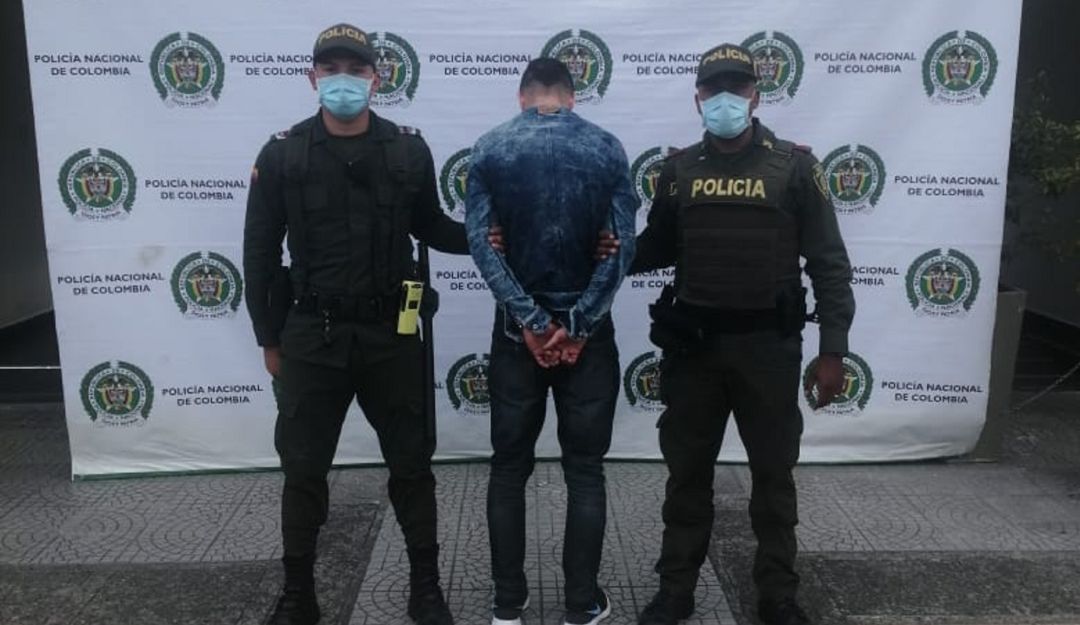 Capturado por porte ilegal de arma de fuego Capturado por porte ilegal de arma de fuego