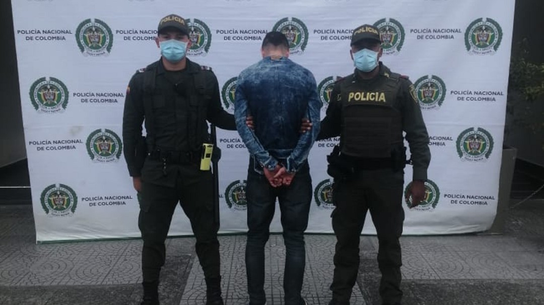 Capturan a un hombre que intentó esconder un arma de fuego ilegal