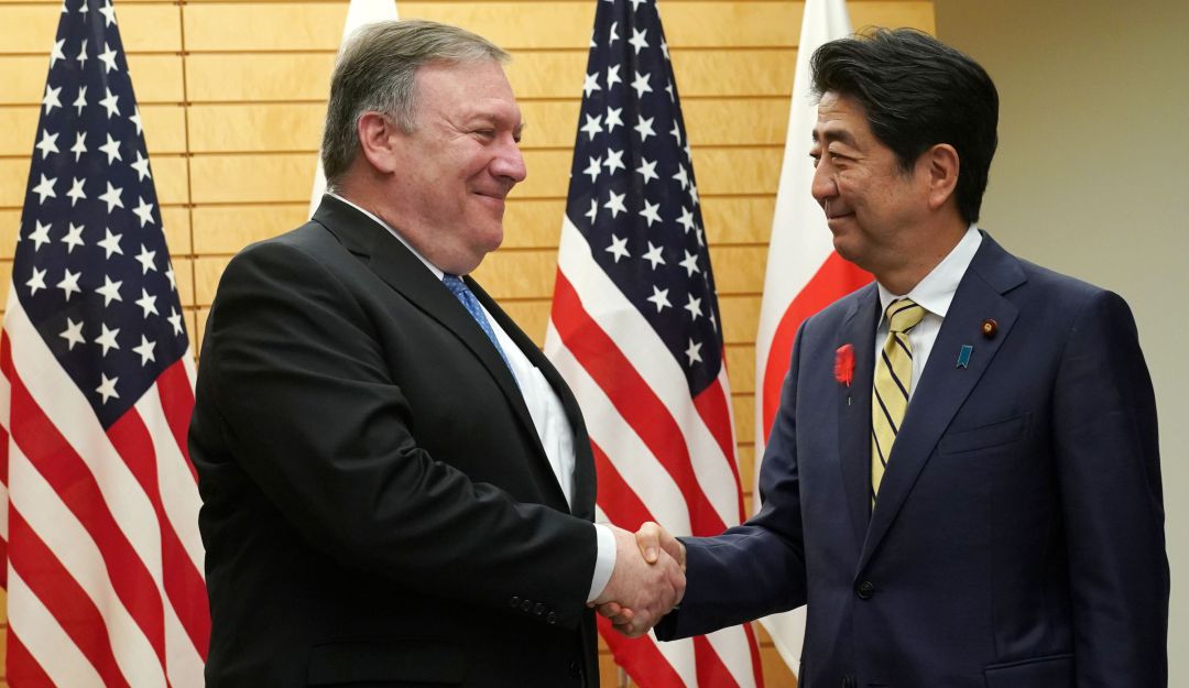Exsecretario de Estado de EE.UU., Mike Pompeo junto a Shinzo Abe, Primer Ministro de Japón, 2019. Exsecretario de Estado de EE.UU., Mike Pompeo junto a Shinzo Abe, Primer Ministro de Japón, 2019.