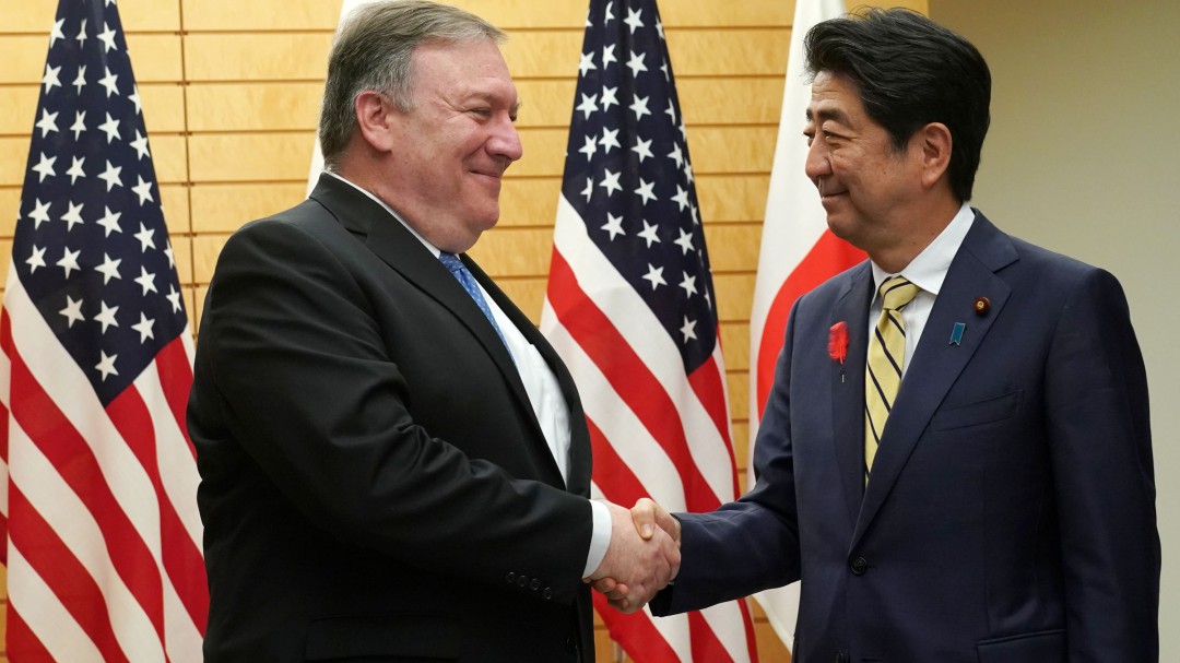 Investigan paradero de whiskey de $6.000 USD que Japón regaló a Mike Pompeo