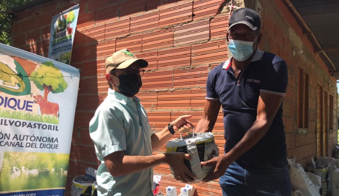 Alambre, grapas, pasturas, hidroretenedores y controladores de plagas, entre otros, fueron los insumos entregados Alambre, grapas, pasturas, hidroretenedores y controladores de plagas, entre otros, fueron los insumos entregados