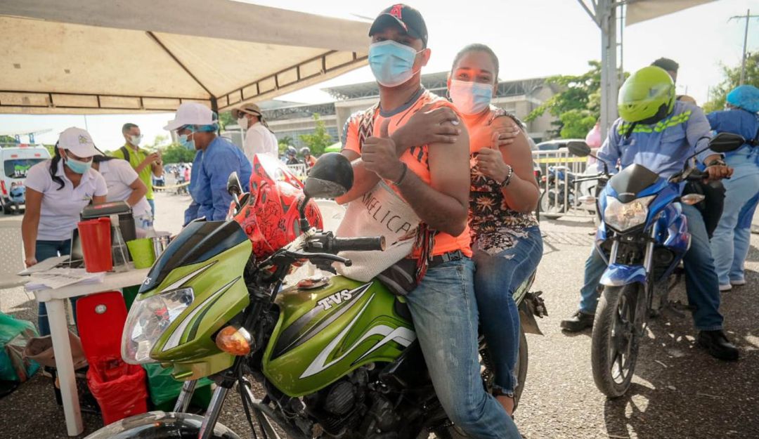 Desde tempranas horas muchos ciudadanos acudieron a vacunarse contra la COVID-19, sin bajarse de su automóvil, ni de su moto Desde tempranas horas muchos ciudadanos acudieron a vacunarse contra la COVID-19, sin bajarse de su automóvil, ni de su moto