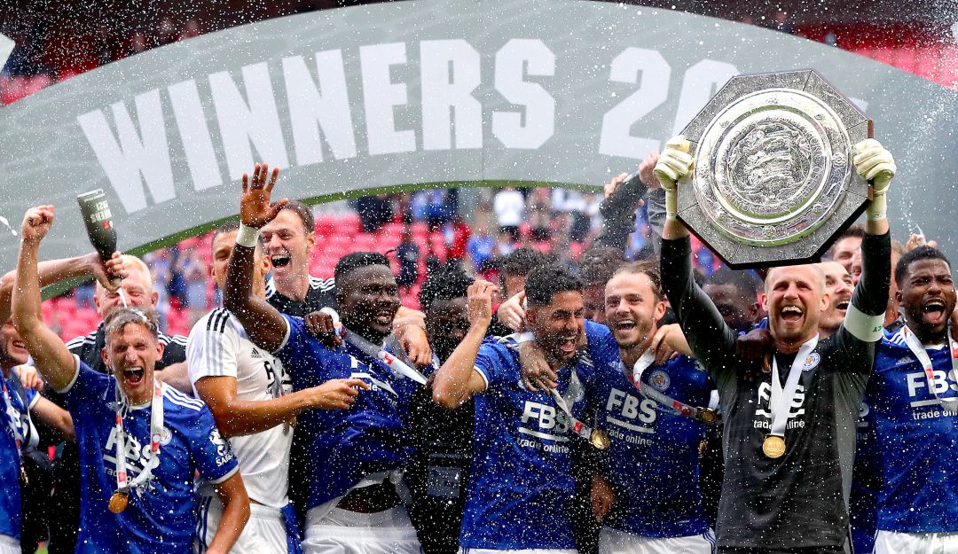 Los jugadores del Leicester City festejan con el trofeo de la Community Shield. Los jugadores del Leicester City festejan con el trofeo de la Community Shield.