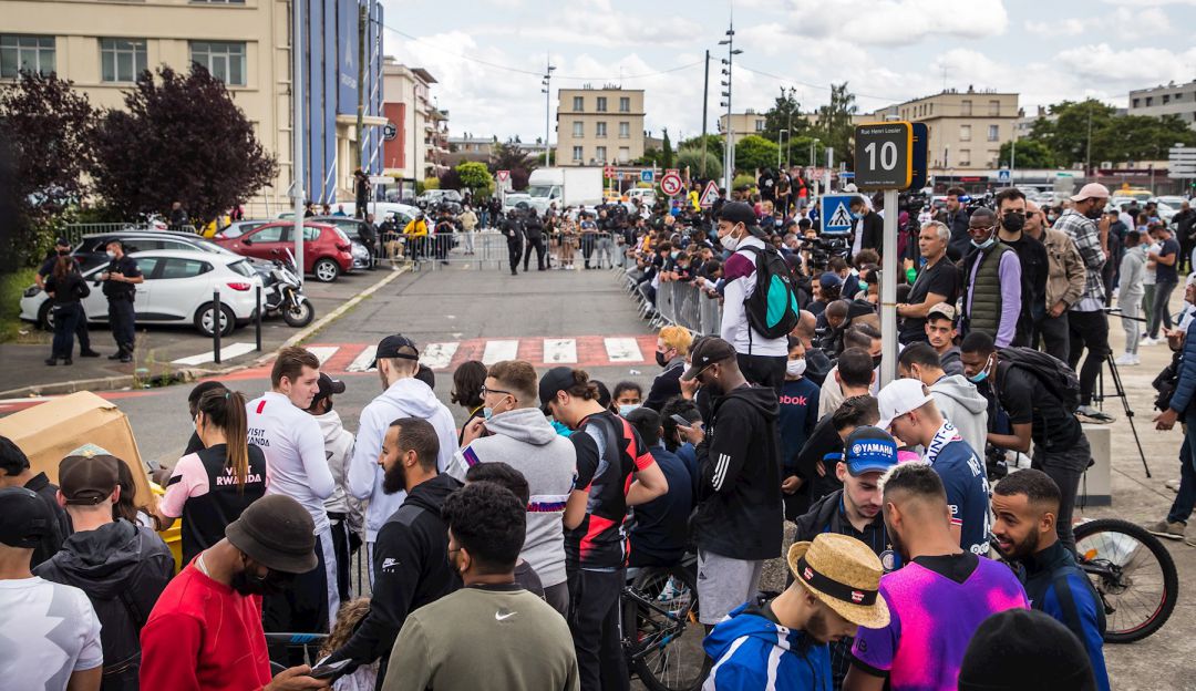 Hinchas de París esperan por la llegada de Lionel Messi a las afueras del aeropuerto. Hinchas de París esperan por la llegada de Lionel Messi a las afueras del aeropuerto.