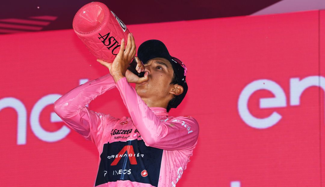 Egan Bernal festeja el título del Giro de Italia. Egan Bernal festeja el título del Giro de Italia.