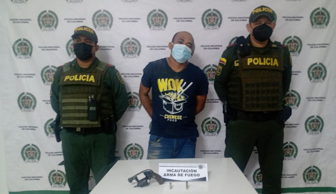 Los sujetos perdieron el control de la motocicleta en la que se movilizaban cuando emprendían la huida de la Policía Los sujetos perdieron el control de la motocicleta en la que se movilizaban cuando emprendían la huida de la Policía