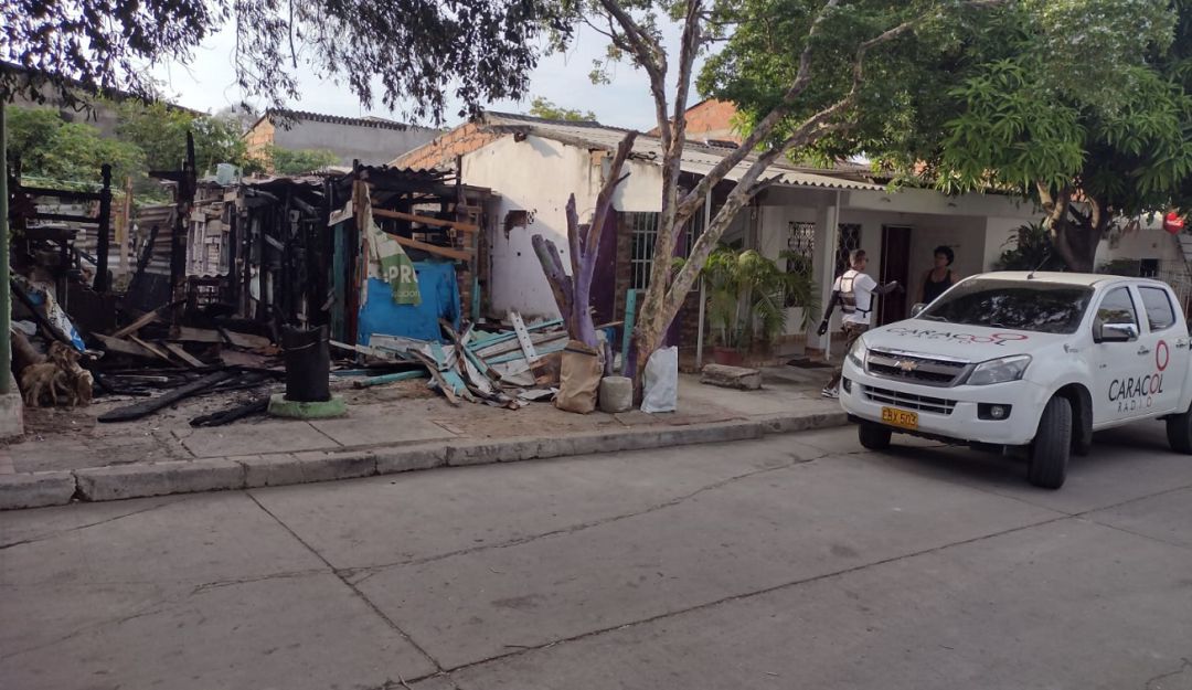 Moradores del sector aseguran que un carro tanque que pasaba por el lugar ayudó a sofocar las llamas Moradores del sector aseguran que un carro tanque que pasaba por el lugar ayudó a sofocar las llamas