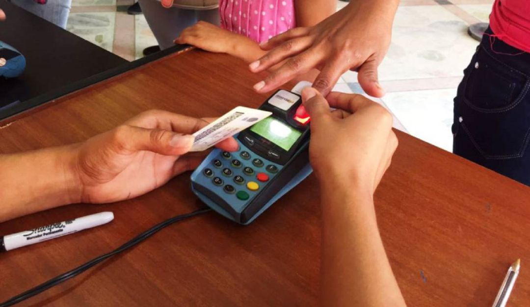 La entrega de las tarjetas de sus cuentas de ahorro se realiza en la oficina de Reval, ubicada en el centro comercial Santa Lucía La entrega de las tarjetas de sus cuentas de ahorro se realiza en la oficina de Reval, ubicada en el centro comercial Santa Lucía