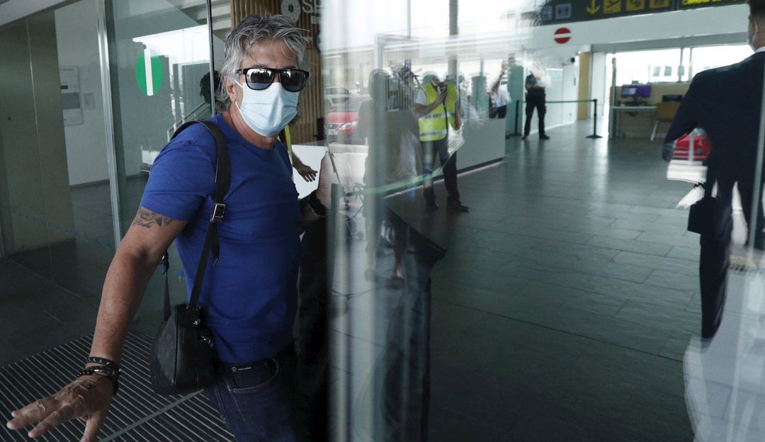 Jorge Messi, padre de Lionel, desde el aeropuerto de Bacelona. Jorge Messi, padre de Lionel, desde el aeropuerto de Bacelona.