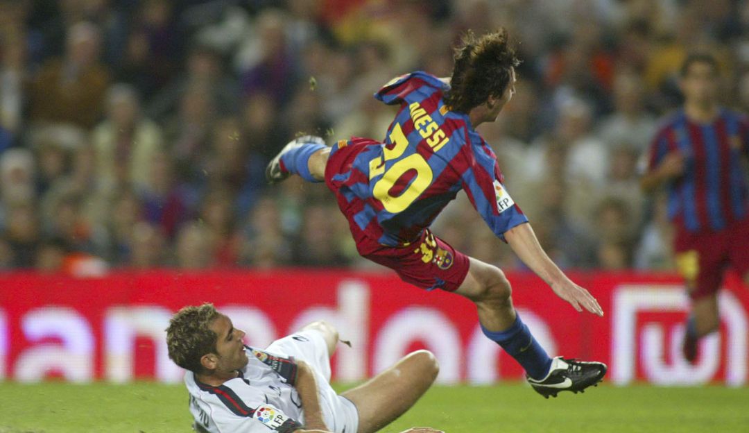 Lionel Messi con el Barcelona ante el Osasuna en 2005 Lionel Messi con el Barcelona ante el Osasuna en 2005