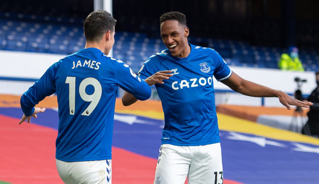 James Rodríguez y Yerry Mina festejan una anotación con el Everton. James Rodríguez y Yerry Mina festejan una anotación con el Everton.