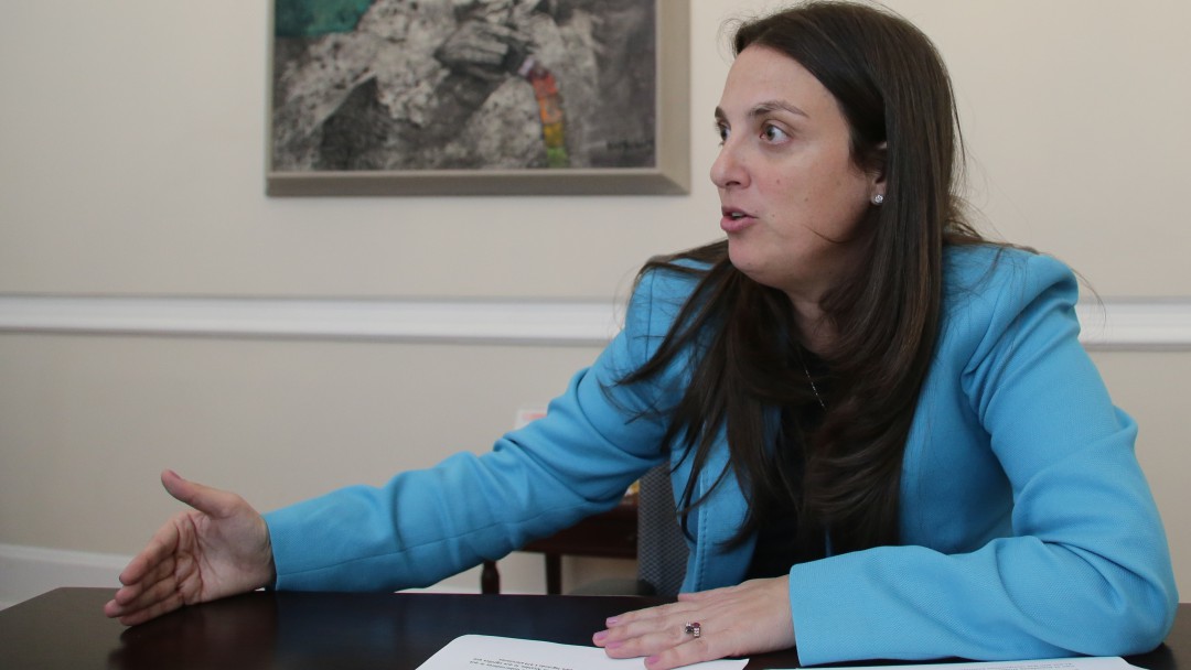 Piden renuncia de MinTic, Karen Abudinen, por contrato de $70 mil millones