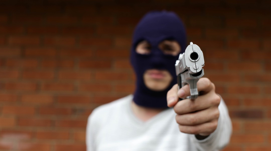 Policía que intentó requisar a ciudadano murió por disparos en Bogotá