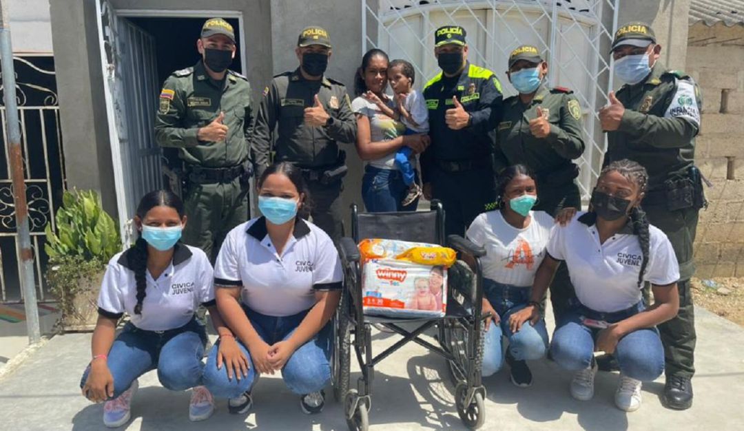 Con ayuda de los comerciantes, los uniformados lograron conseguir una silla de ruedas, un ventilador, pañales, jabón de baño y ropa Con ayuda de los comerciantes, los uniformados lograron conseguir una silla de ruedas, un ventilador, pañales, jabón de baño y ropa