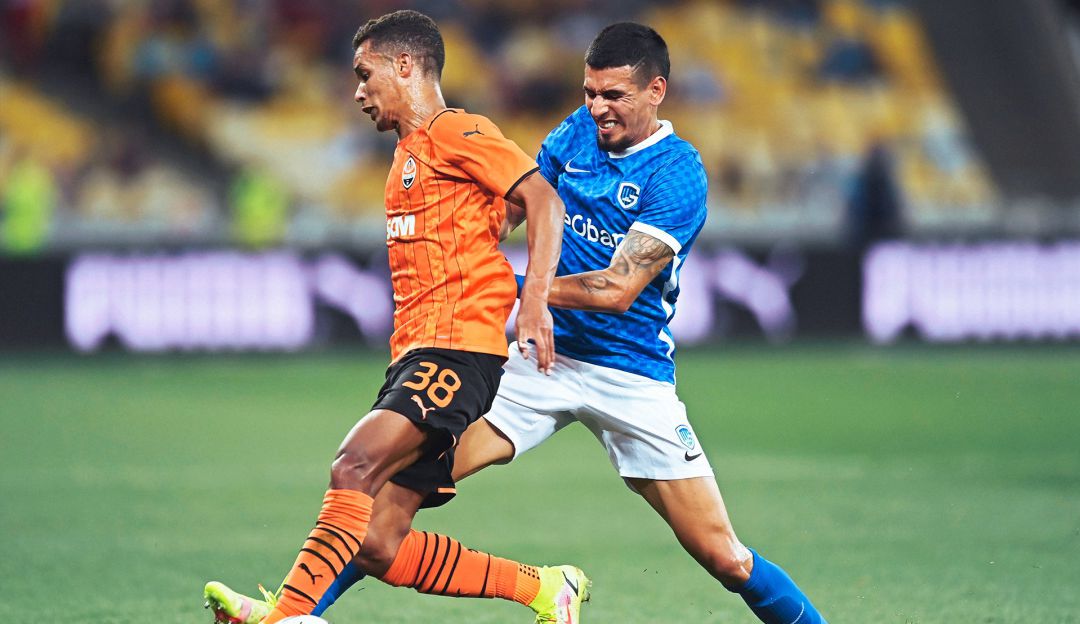 Daniel Muñoz, jugador del Genk de Bélgica en un duelo con Pedrinho del Shakhtar Donetsk Daniel Muñoz, jugador del Genk de Bélgica en un duelo con Pedrinho del Shakhtar Donetsk