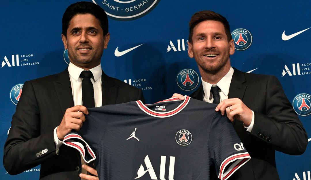 Nasser Al-Khelafi posa junto a Lionel Messi, nueva estrella del PSG. Nasser Al-Khelafi posa junto a Lionel Messi, nueva estrella del PSG.