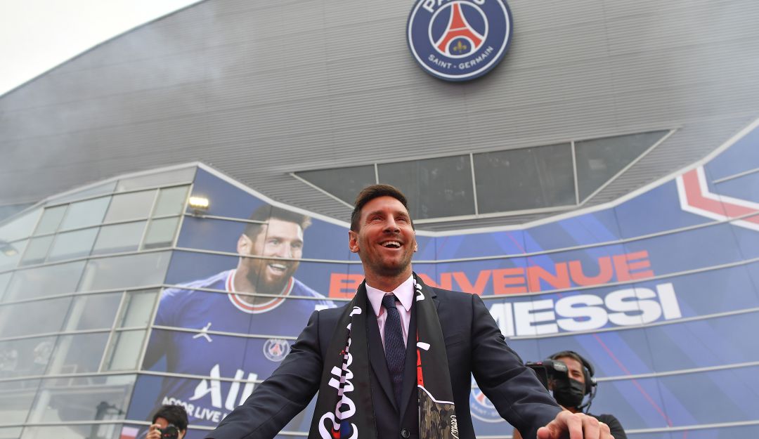 Lionel Messi saludando a los hinchas del PSG en las afueras del estadio Lionel Messi saludando a los hinchas del PSG en las afueras del estadio