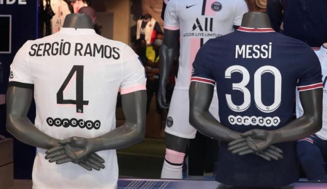 Camisetas de Sergio Ramos y Lionel Messi en una tienda del PSG en Francia Camisetas de Sergio Ramos y Lionel Messi en una tienda del PSG en Francia