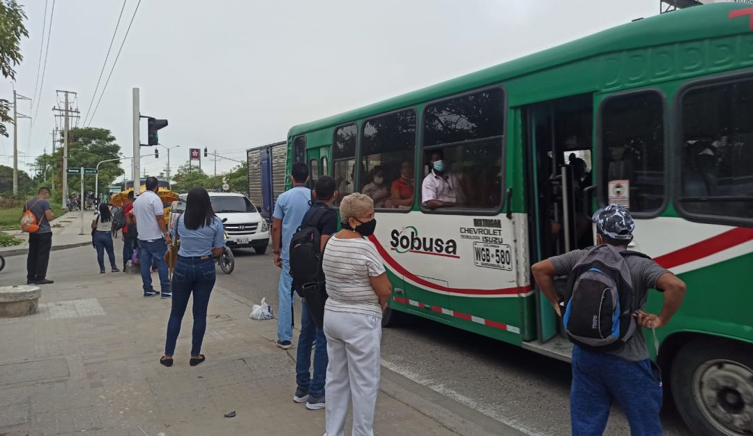 Los usuarios afectados por la suspensión de operaciones del Transmetro. Los usuarios afectados por la suspensión de operaciones del Transmetro.