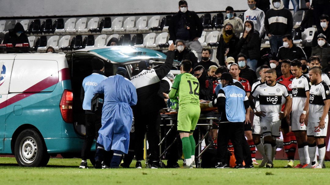 Susto en la Copa Libertadores por convulsión de un jugador