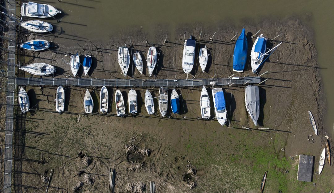 Botes encallados por la baja del río Paraná en Argentina. Botes encallados por la baja del río Paraná en Argentina.