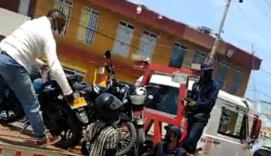Alterados, los hombres se opusieron al procedimiento e impidieron la inmovilización de sus motocicletas en el Centro Histórico Alterados, los hombres se opusieron al procedimiento e impidieron la inmovilización de sus motocicletas en el Centro Histórico