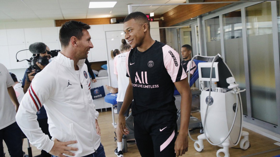 Versiones encontradas ¿Se va o se queda Mbappé tras la llegada de Messi?