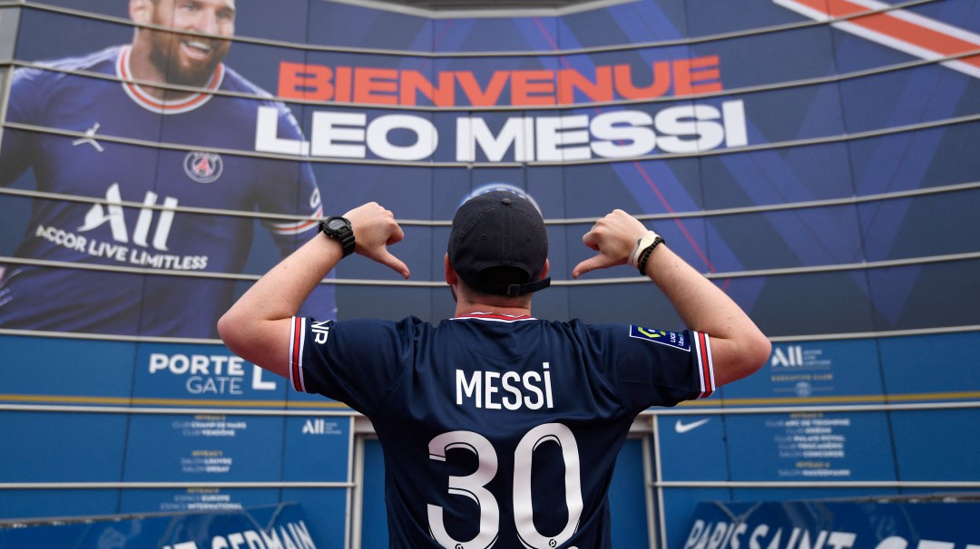 No ha jugado y ya rompió récord: Las cifras de ventas de camisetas de Messi