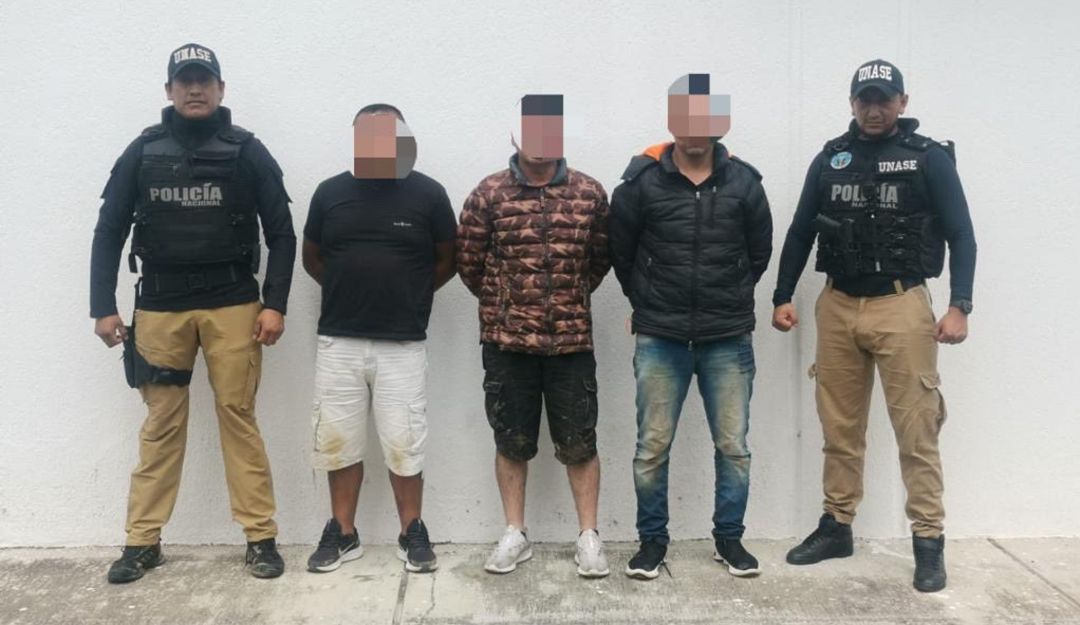 Las autoridades ecuatorianas confirmaron que entre los tres detenidos hay un expolicía colombiano. Las autoridades ecuatorianas confirmaron que entre los tres detenidos hay un expolicía colombiano.