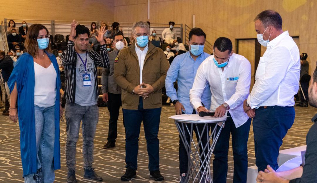 Firma del pacto con las juventudes Firma del pacto con las juventudes