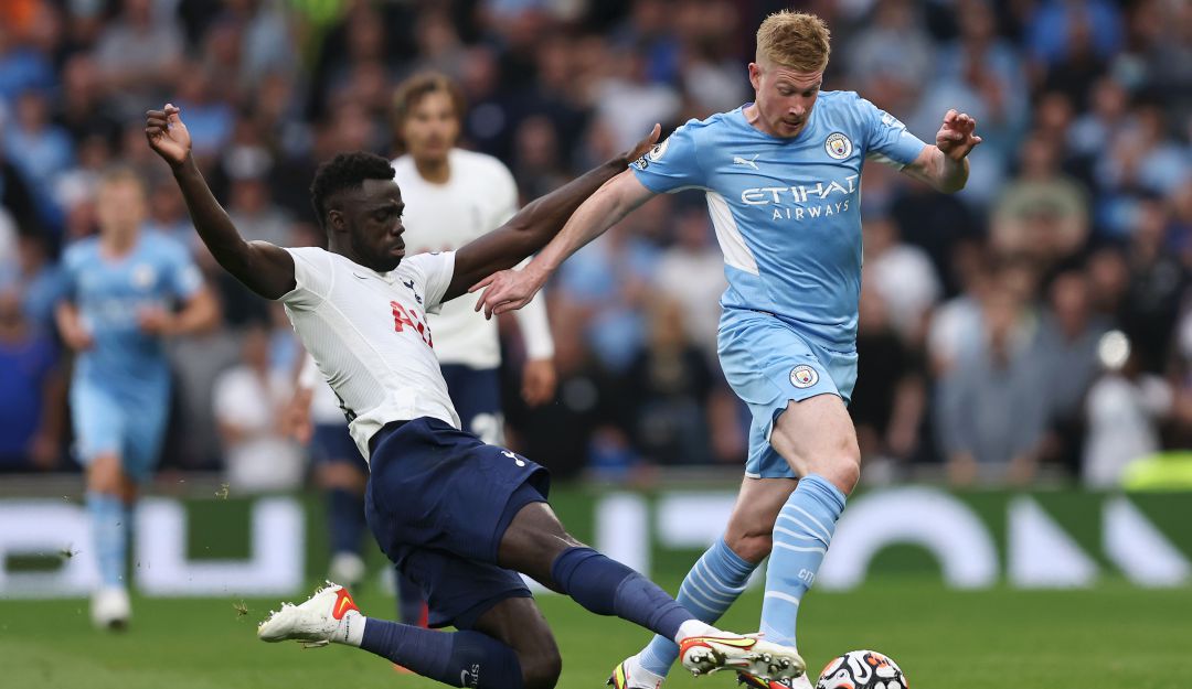 Dávinson Sánchez haciendo un cierre preciso ante el belga Kevin De Bruyne. Dávinson Sánchez haciendo un cierre preciso ante el belga Kevin De Bruyne.