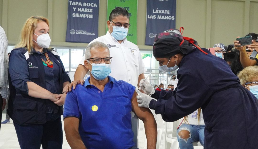 Nelson Bernal recibió la vacuna un millón contra el COVID-19 en Barranquilla. Nelson Bernal recibió la vacuna un millón contra el COVID-19 en Barranquilla.