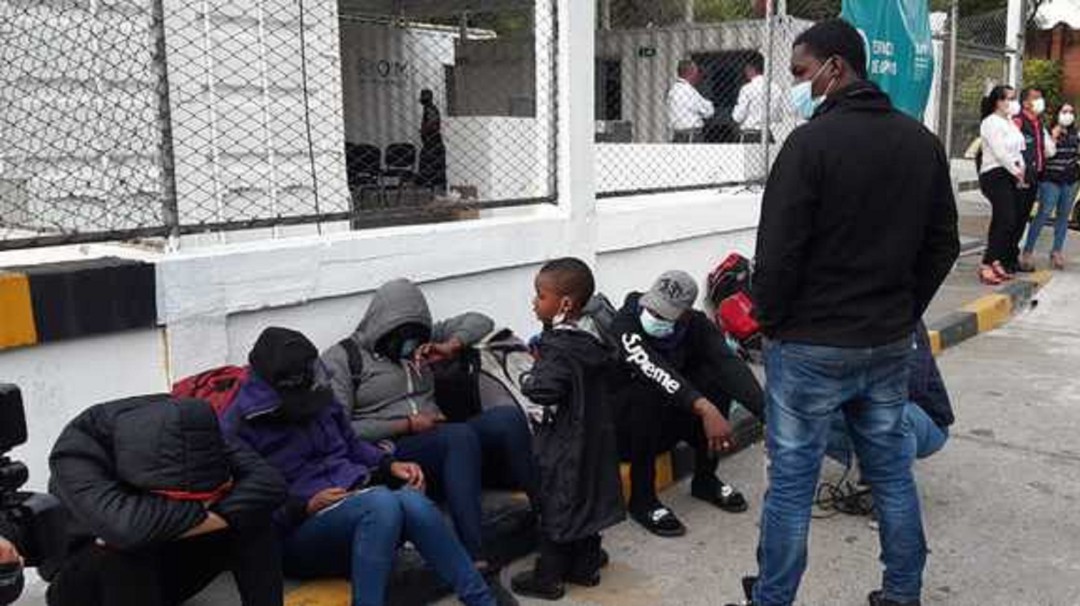 Desde Cali salen cinco buses diarios con haitianos rumbo a Medellín