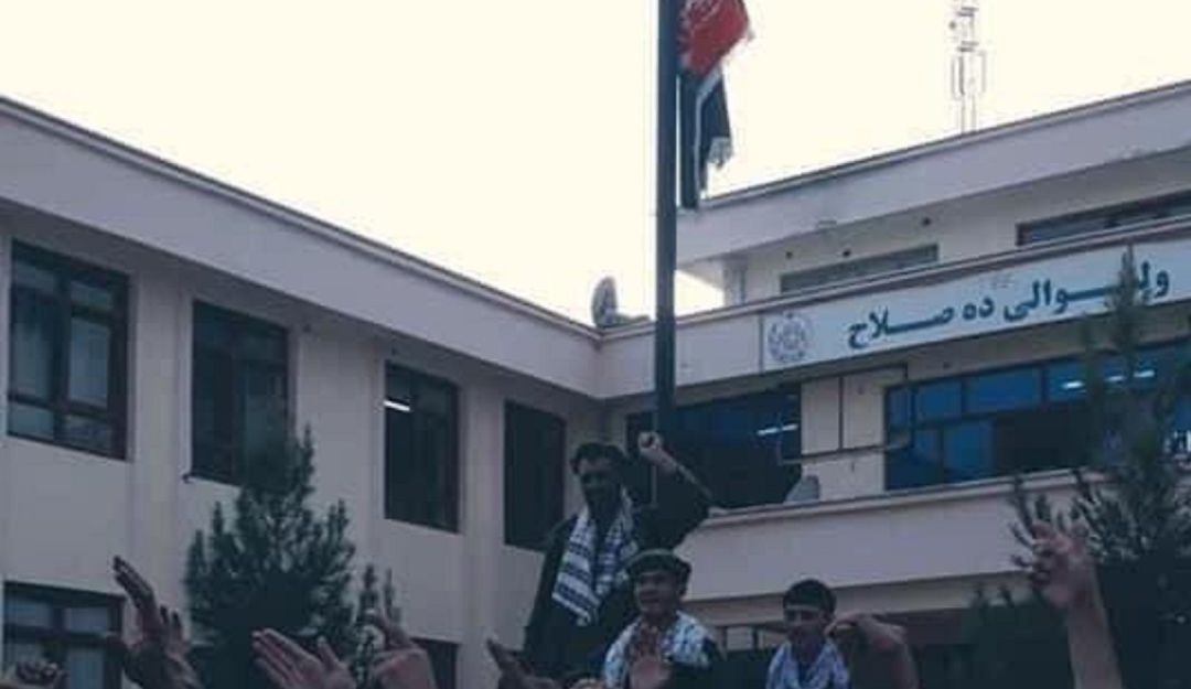 Miembros de la resistencia afgana vuelven a elevar la bandera en una de las provincias retomadas al norte del país. Miembros de la resistencia afgana vuelven a elevar la bandera en una de las provincias retomadas al norte del país.