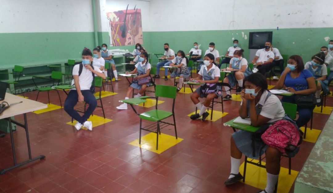 Una de las ramas secas de uno de los árboles de caucho cayó sobre una de las aulas de clase rompiendo techo, cielo raso y muebles Una de las ramas secas de uno de los árboles de caucho cayó sobre una de las aulas de clase rompiendo techo, cielo raso y muebles