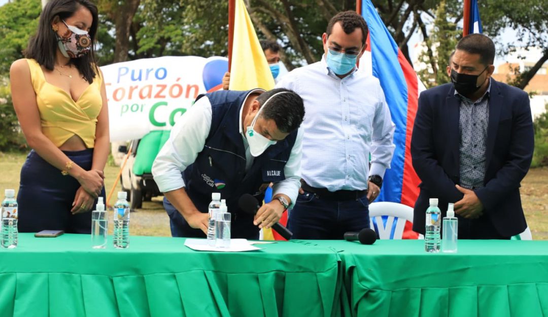 Firma de la compra del lote del Club San Fernando Firma de la compra del lote del Club San Fernando