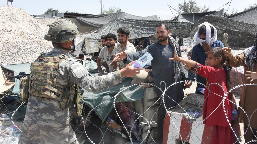 Talibanes prohibieron a afganos ir a aeropuerto de Kabul