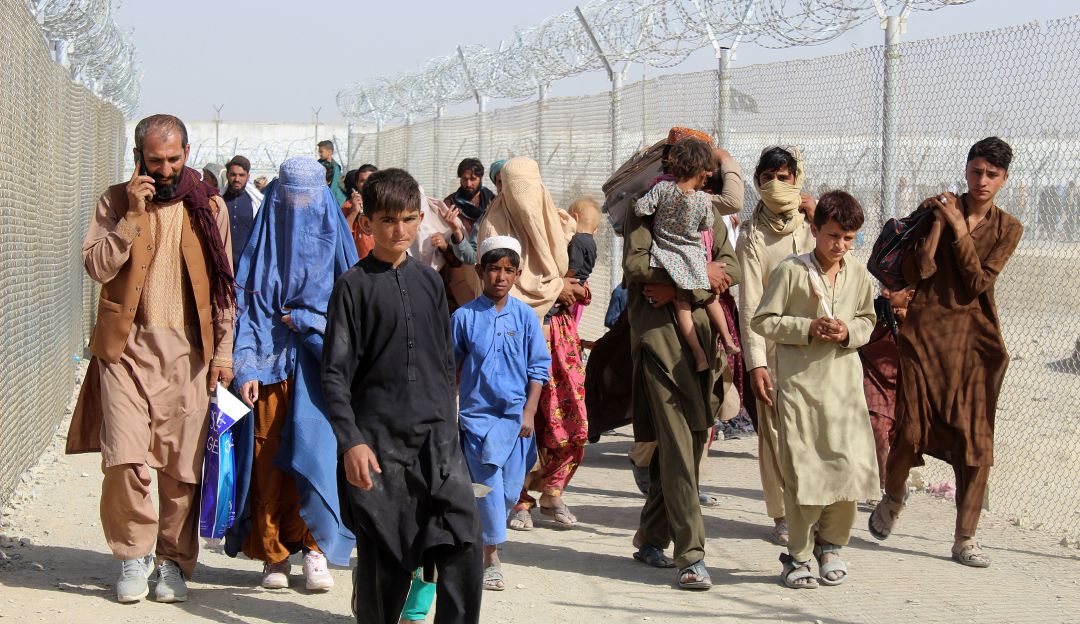 Afganos evacuando el país en el aeropuerto de Kabul Afganos evacuando el país en el aeropuerto de Kabul