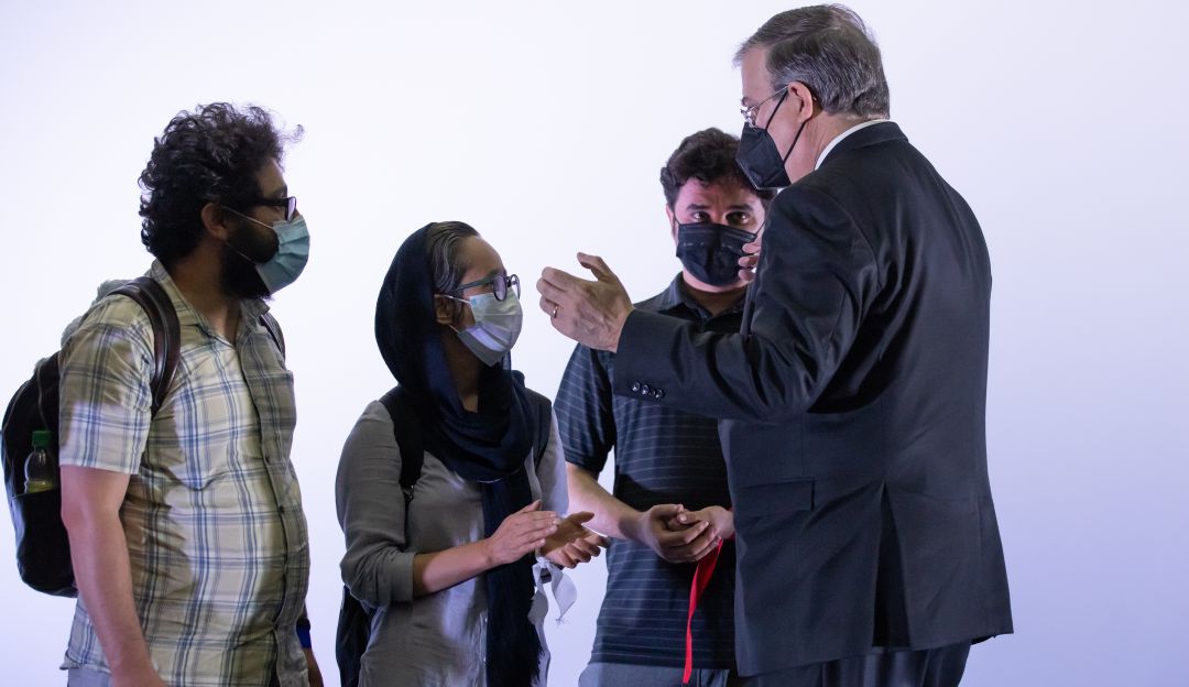 El canciller mexicano, Marcelo Ebrard, junto a algunos de los refugiados afganos que llegaron al país. El canciller mexicano, Marcelo Ebrard, junto a algunos de los refugiados afganos que llegaron al país.