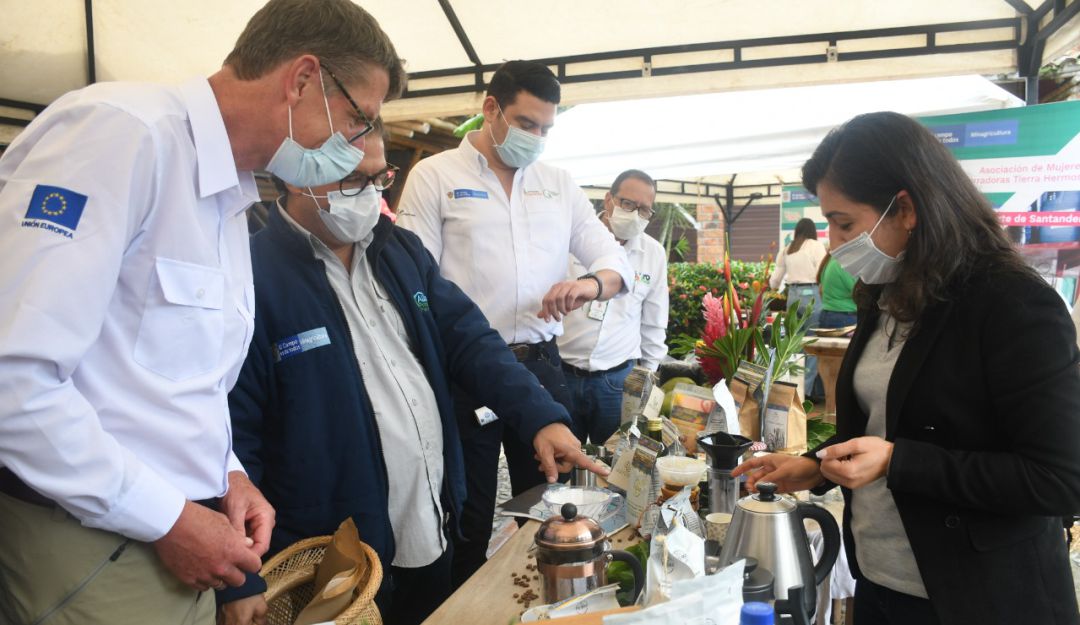 Con el Ministro de Agricultura y otros invitados, en la presentación del café de Tejipaz. Con el Ministro de Agricultura y otros invitados, en la presentación del café de Tejipaz.